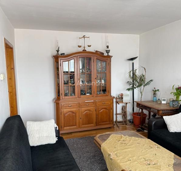 Apartament 3 camere Campina Cuza magazinul La Doi Pasi. Apartament 3 camere Campina Cuza magazinul La Doi Pasi.