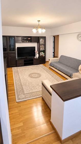 Apartament cu 3 camere semidecomandat în Câmpia Libertății
