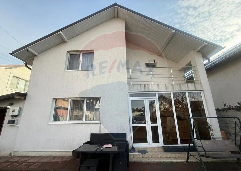 Casa / Vila cu 5 camere de vanzare - 1