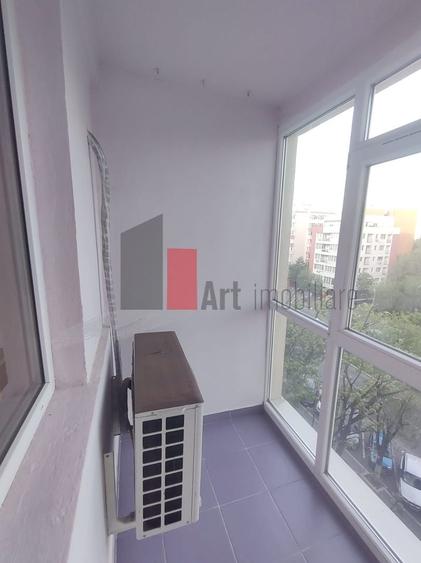 Apartament cu 3 camere semidecomandat în Alexandru Obregia