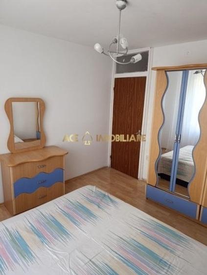 Apartament cu 3 camere semidecomandat, mobilat în Ozana
