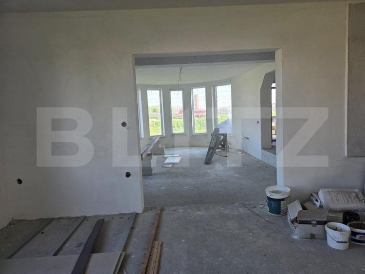 Casă individuală cu 8 camere cu Canalizare în Sud-Vest
