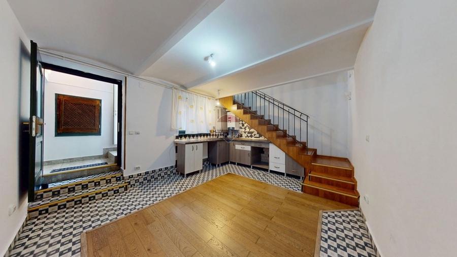 Apartament cu 3 camere semidecomandat în Centrul Istoric