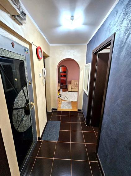 Apartament cu 3 camere semidecomandat, mobilat în Podu Roș