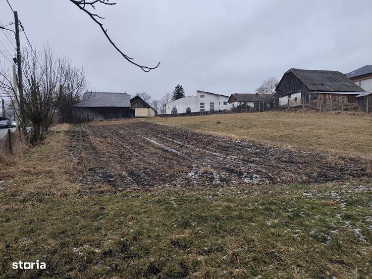 Teren de 2400 mp, în Moara