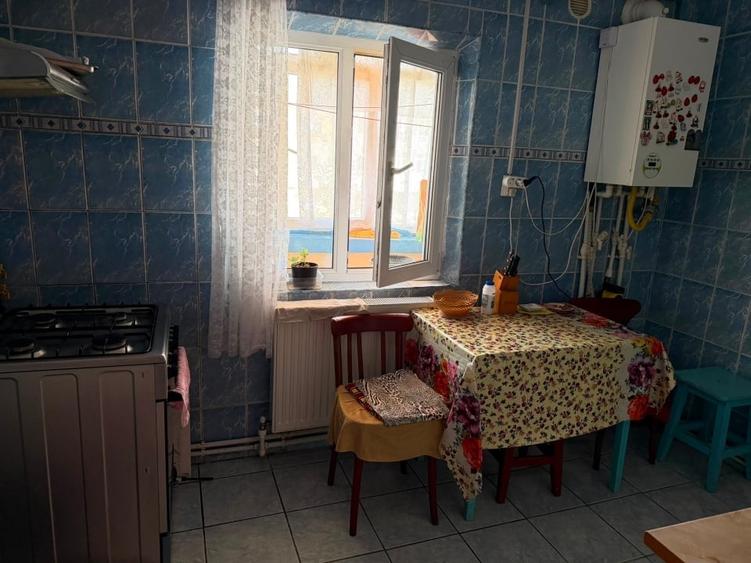 Apartament cu 3 camere decomandat, mobilat în Fetești-Gară