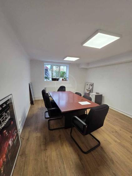Casă cu 9 camere cu Teren 800 Mp în Central