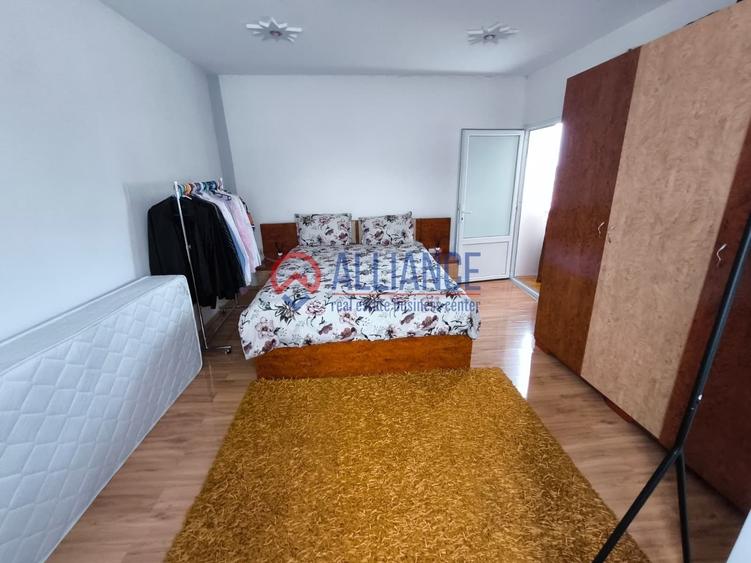 Casă cu 10 camere decomandat cu Teren 442 Mp în CET