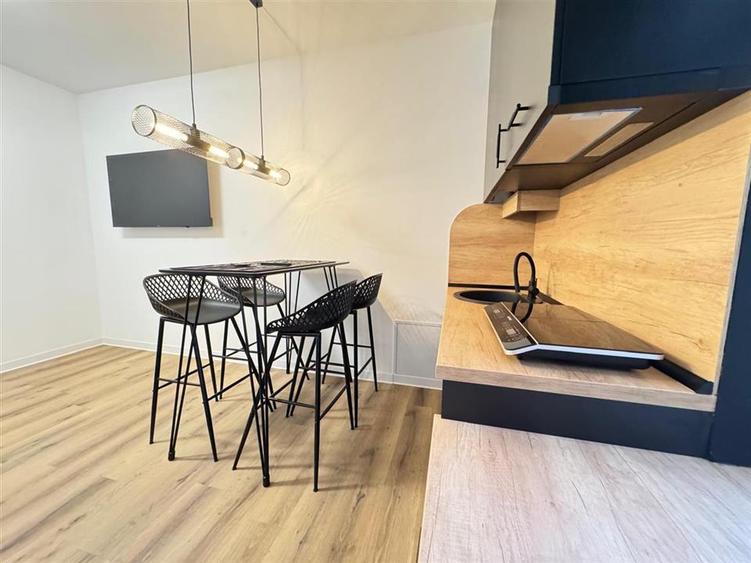 Apartament cu 3 camere semidecomandat, mobilat în Central
