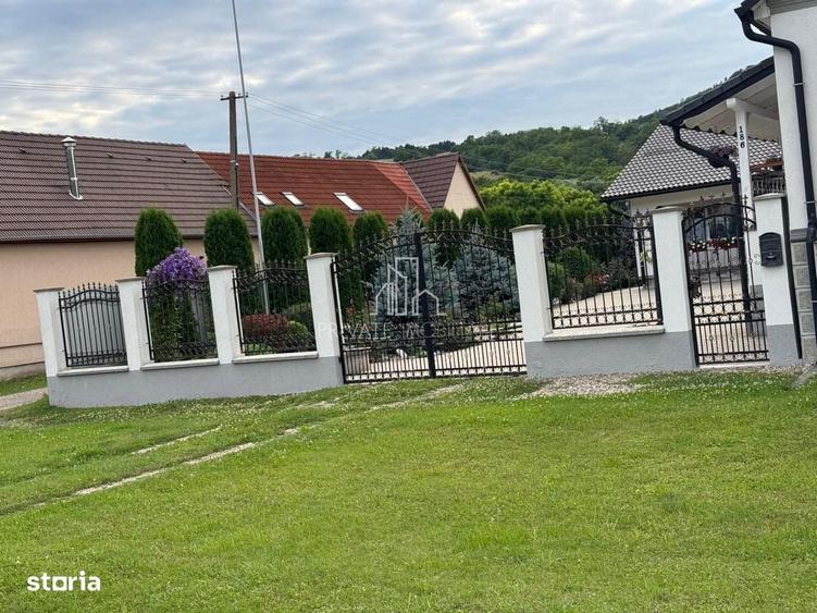 Casă cu 4 camere cu Teren 1734 Mp în Vânători