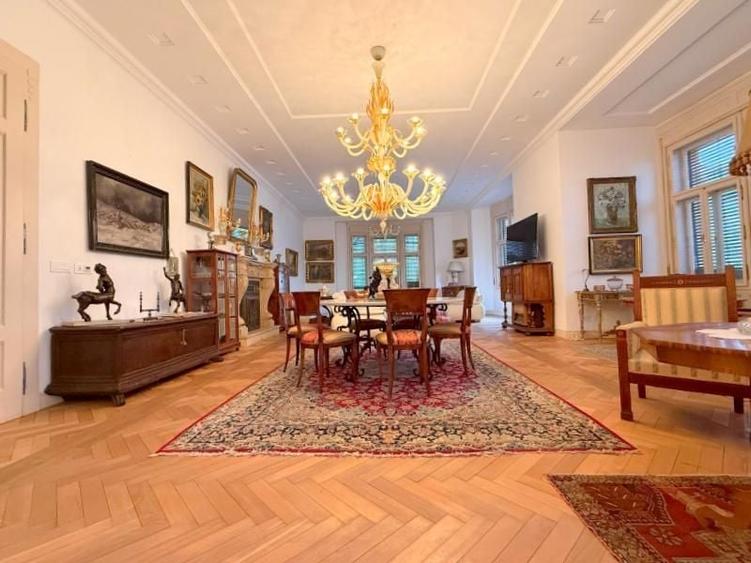 Reședință statement în Piața Victoriei - 1