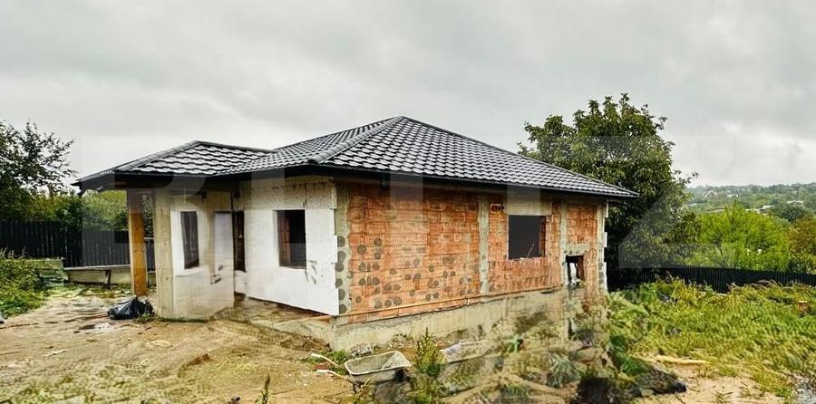 Casa plan parter 4 camere si beci in  Barnova - 1