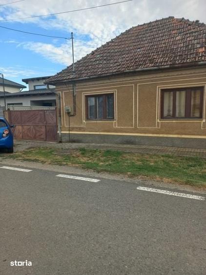 Casă cu 4 camere cu Teren 783 Mp în Central