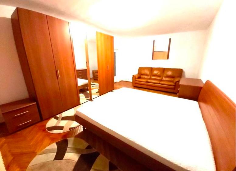 UNIRII CENTRAL, apartament -4 camere,decomandat, PROPRIETAR  - 4