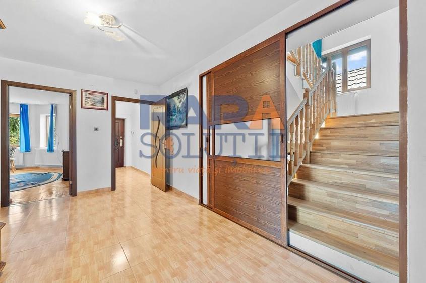 Vilă cu 6 dormitoare, 2 garaje, anexe multiple - 2076 mp teren - 10