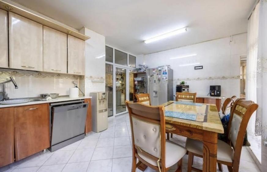 Casa individuala / Spatiu comercial / Clinica | 335 mp, curte proprie | Baicului - 11