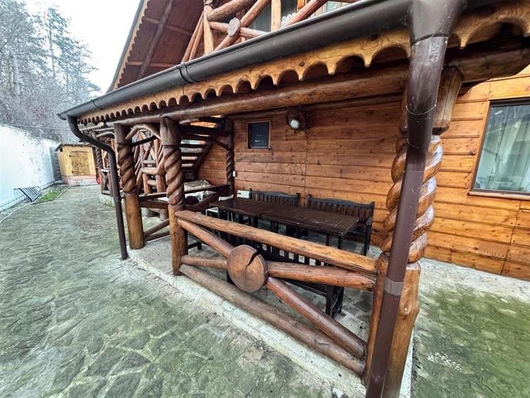 Casa spatioasa, ideala pentru locuinta sau afacere  1500 mp teren, situata pe d - 11