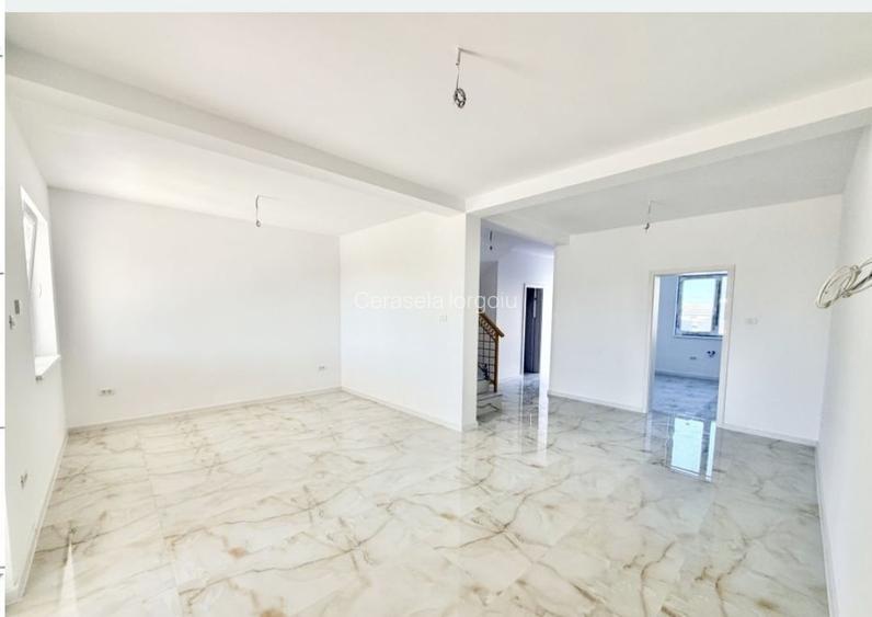 Duplex P+E finalizat cu asfalt si utilitati