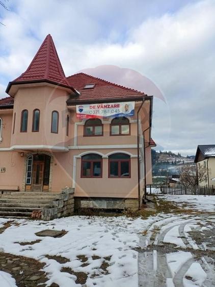 Casă individuală cu 18 camere cu Teren 600 Mp în Nord