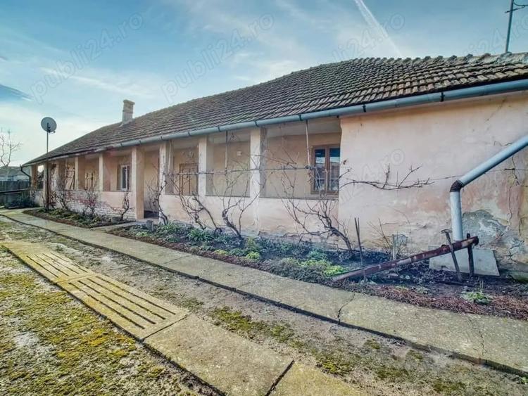 Casă cu 4 camere cu Teren 2300 Mp în Central