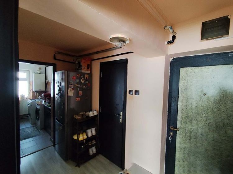 Apartament cu 3 camere semidecomandat în Plopilor