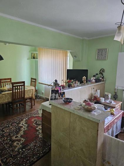 Vand apartament 4 camere decomandat - 2