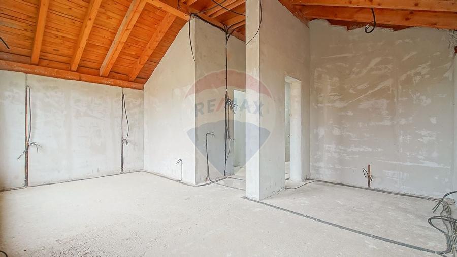 Casa spatioasa la gri, 4 camere, 3 bai, teren 500 mp - zona Bartolomeu - 21