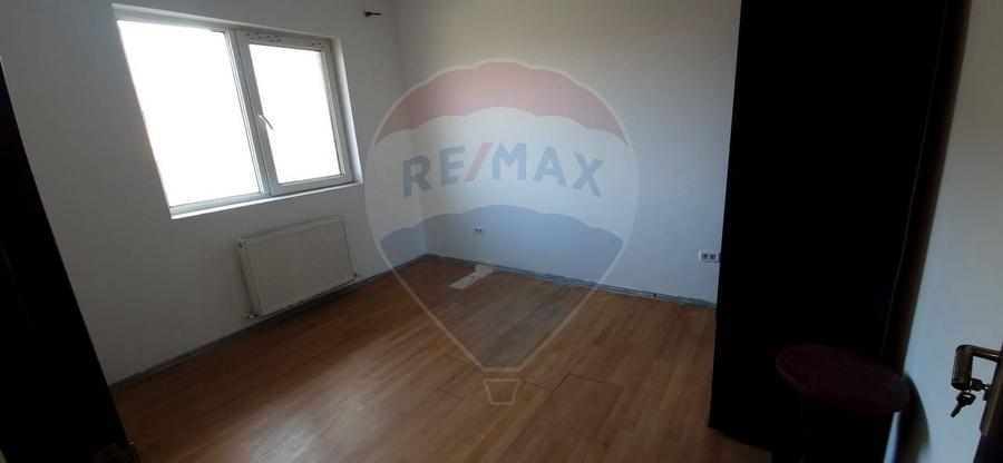 Apartament cu 3 camere, curte și loc de parcare zona Alfa - 5