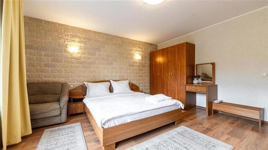 Domeniu turistic, zona pitoreasca, priveliste, aer curat, conditii speciale - 13