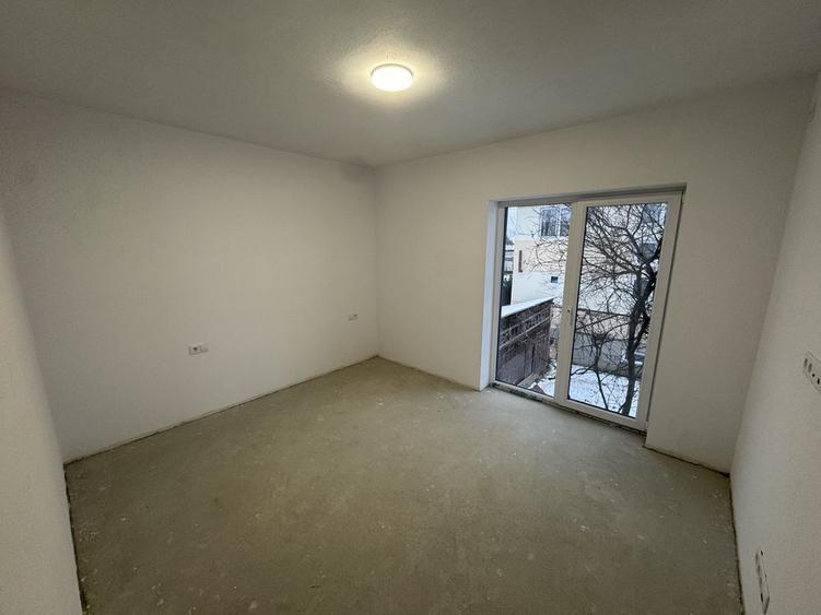 Casa noua, moderna, intabulata, aproape de centru - 1