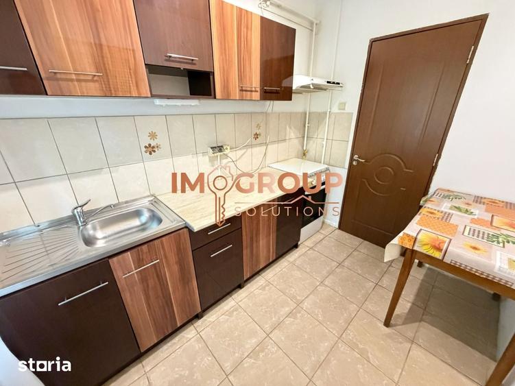 Apartament cu 3 camere semidecomandat în Podu Roș