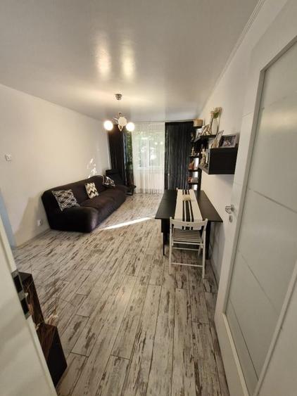 Apartament cu 4 camere semidecomandat în Berceni