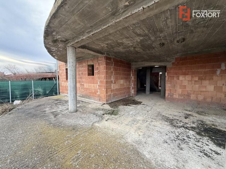 Casă individuală cu 7 camere cu Garaj în Peciu Nou