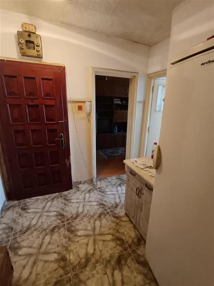 Apartament cu 3 camere semidecomandat în Independenței