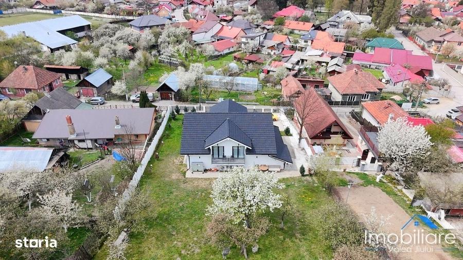 Casă cu 4 camere cu Teren 1200 Mp în Central