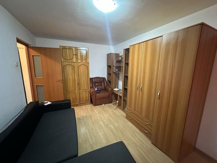 Garsonieră decomandată în Titan