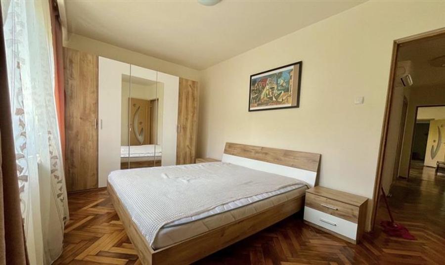 Apartament cu 3 camere semidecomandat, mobilat în Circumvalațiunii