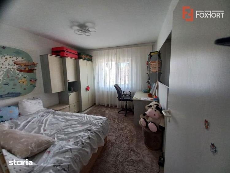 Apartament cu 4 camere semidecomandat, mobilat în Lipovei