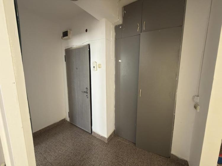 Apartament cu 4 camere semidecomandat, mobilat în Central