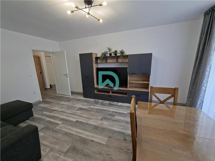 Apartament cu 3 camere decomandat în Tractorul