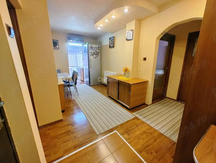 Proprietar vand apartament 2 camere etaj 1, 50 mp, decomandat - str Victoriei aproape de mall Proprietar vand apartament 2 camere etaj 1, 50 mp, decomandat - str Victoriei aproape de mall