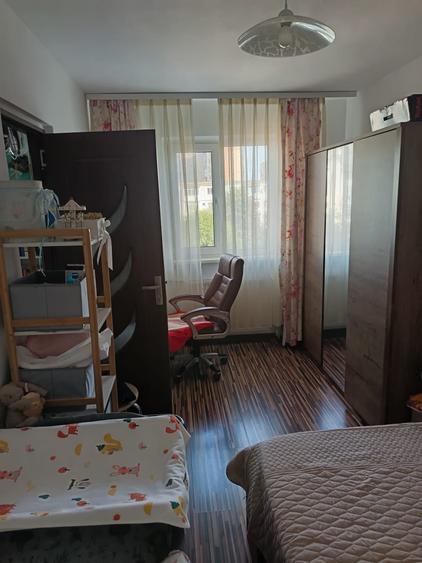 Apartament cu 3 camere semidecomandat în Craiovița Nouă
