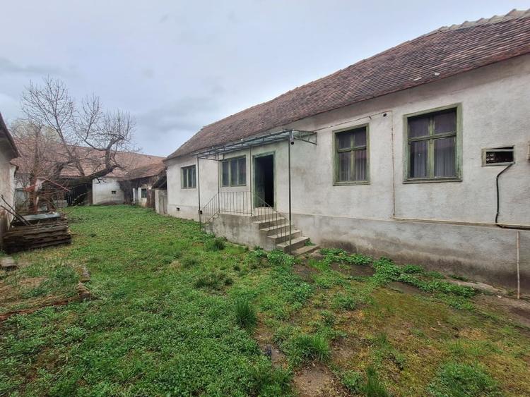 Casă de vânzare în Vinerea (Cugir) – ideală pentru renovare - 1