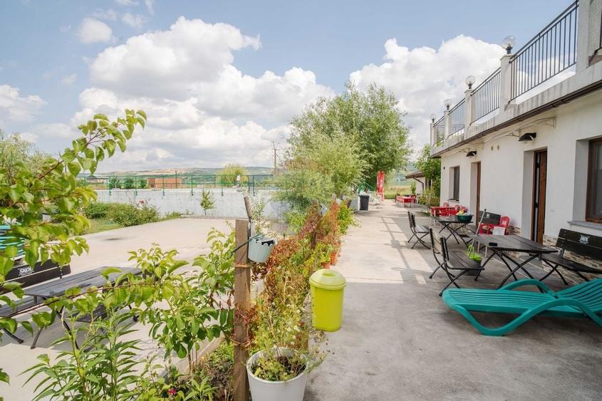 Complex cu Piscină/Cazare de Vânzare, 10.777mp Teren - DN24, Vaslui - 10