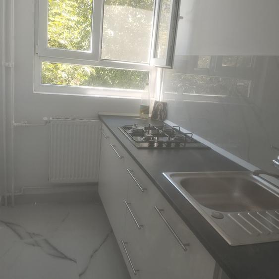 Apartament cu 2 camere nedecomandat în Mihai Bravu