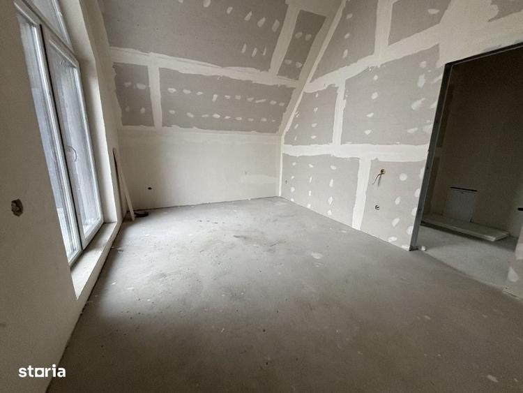Casă cu 4 camere în Dâmbul Rotund