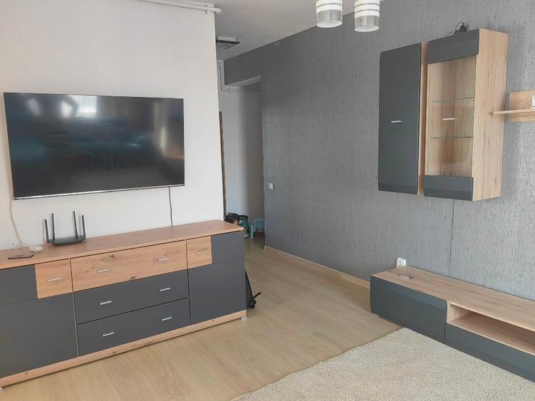 Apartament cu 2 camere semidecomandat, mobilat în Apărătorii Patriei