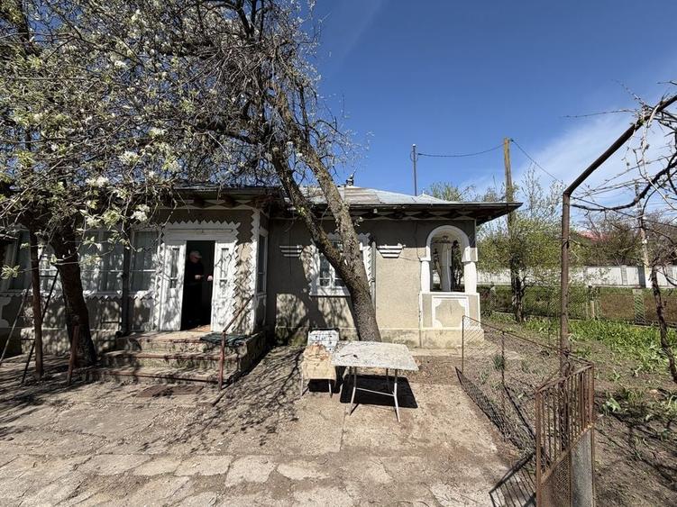 Casă cu 4 camere în Bălteni