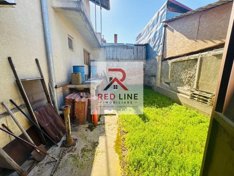 Casă individuală cu 8 camere cu Canalizare în Est