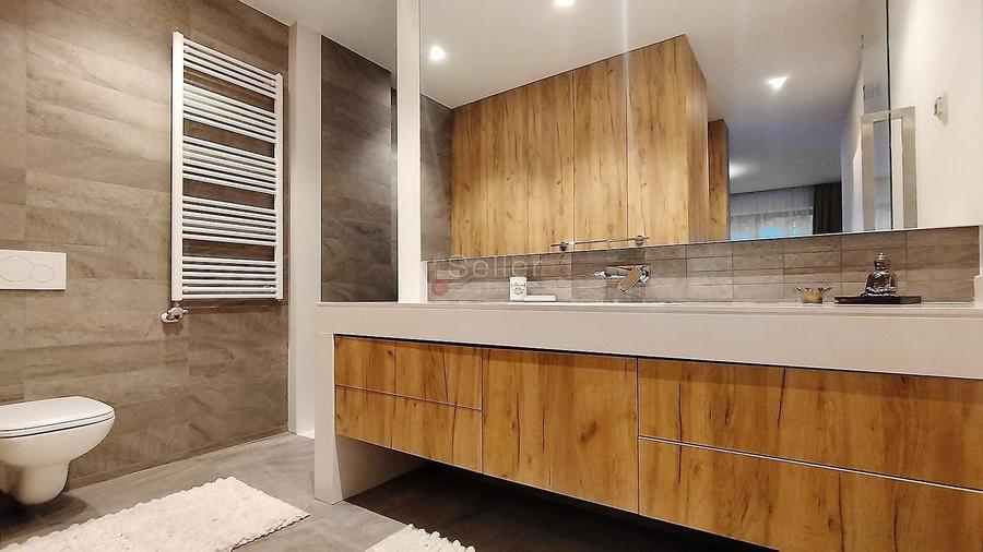 Apartament cu 3 camere semidecomandat, mobilat în Central